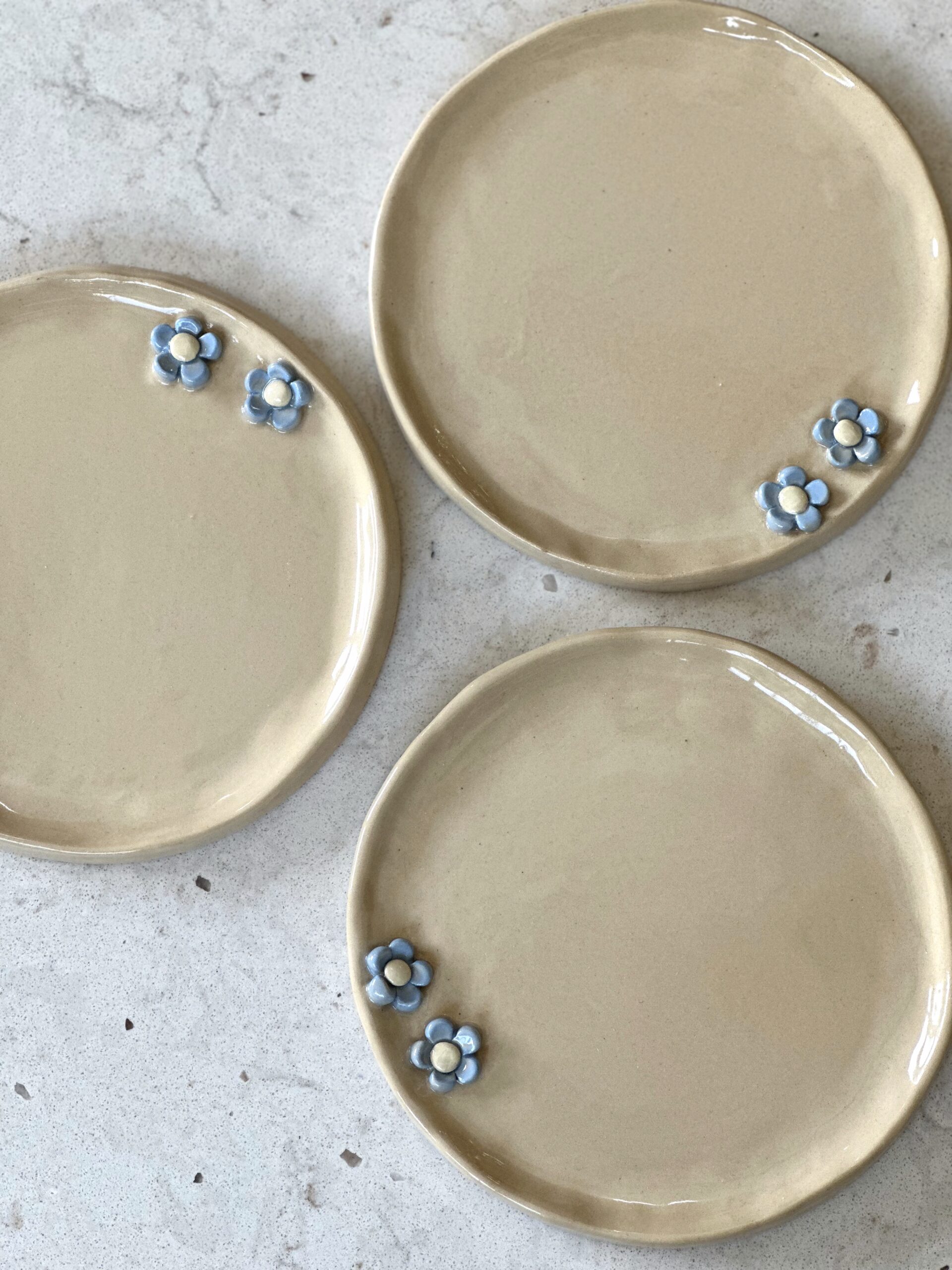 Talerzyk ceramiczny deserowy w kwiatki - obrazek 1