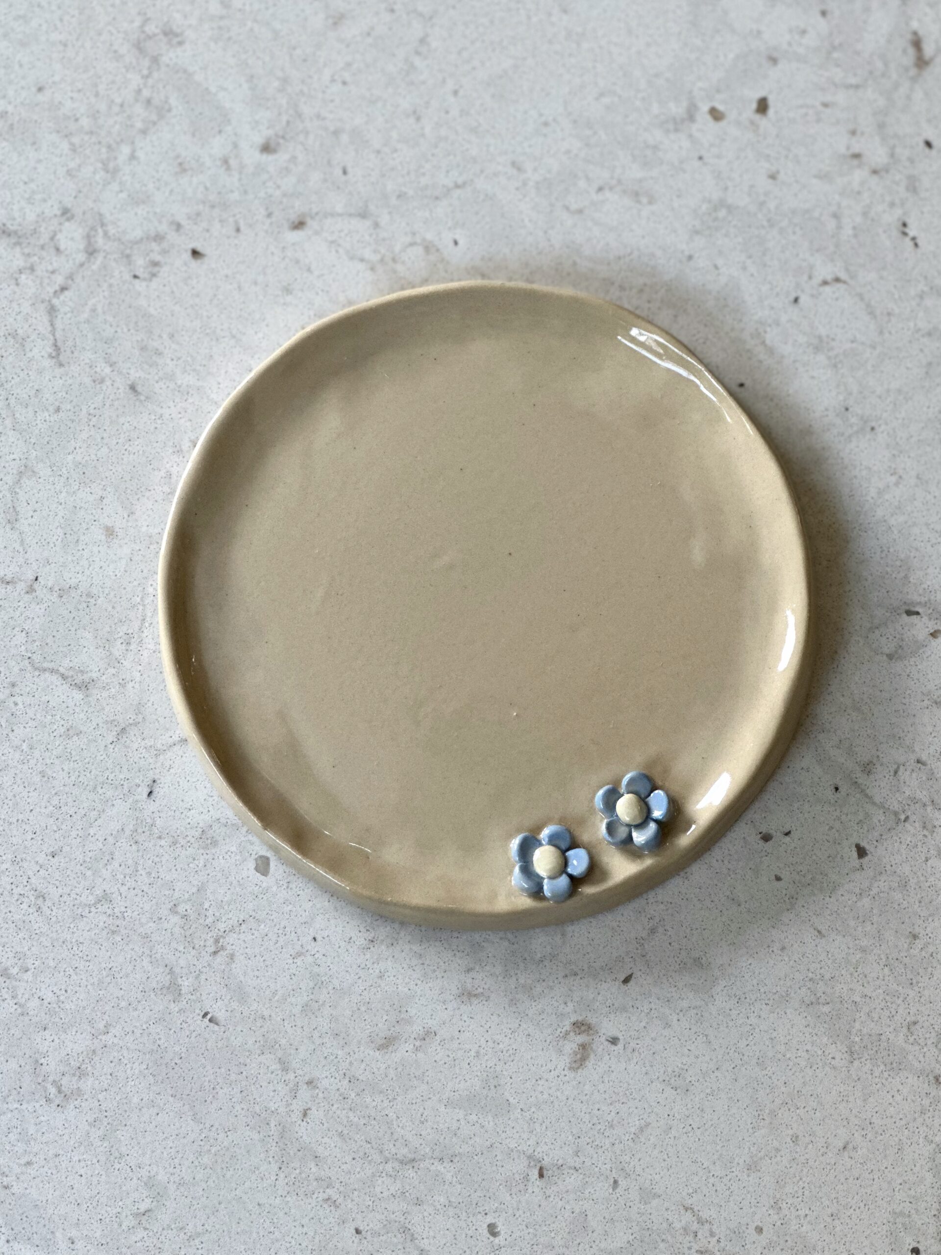 Talerzyk ceramiczny deserowy w kwiatki - obrazek 3