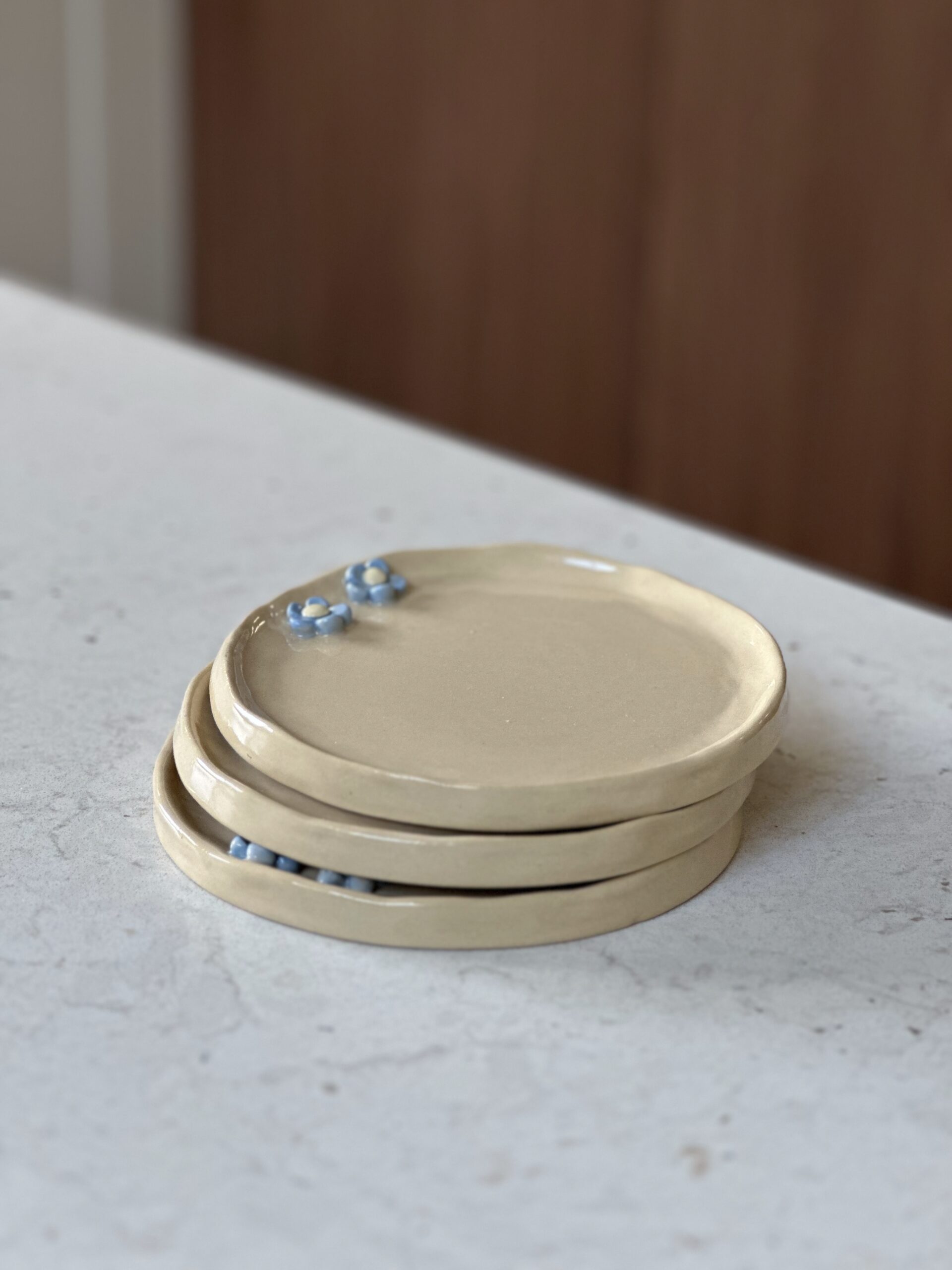 Talerzyk ceramiczny deserowy w kwiatki - obrazek 4