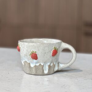 Ręcznie robiony kubek ceramiczny z truskawkami 3D – 250 ml