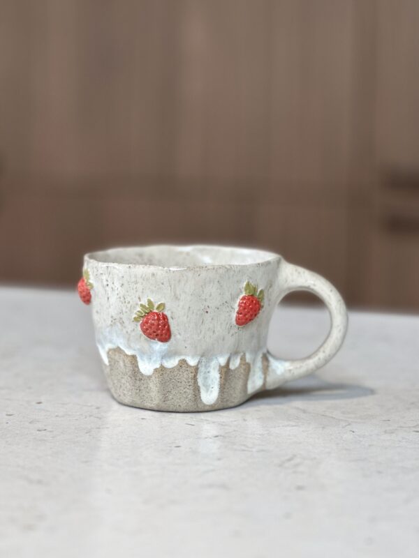 Ręcznie robiony kubek ceramiczny z truskawkami 3D – 250 ml
