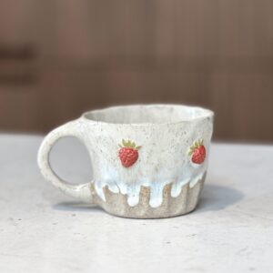 Ręcznie robiony kubek ceramiczny z truskawkami 3D – 250 ml - obrazek 2