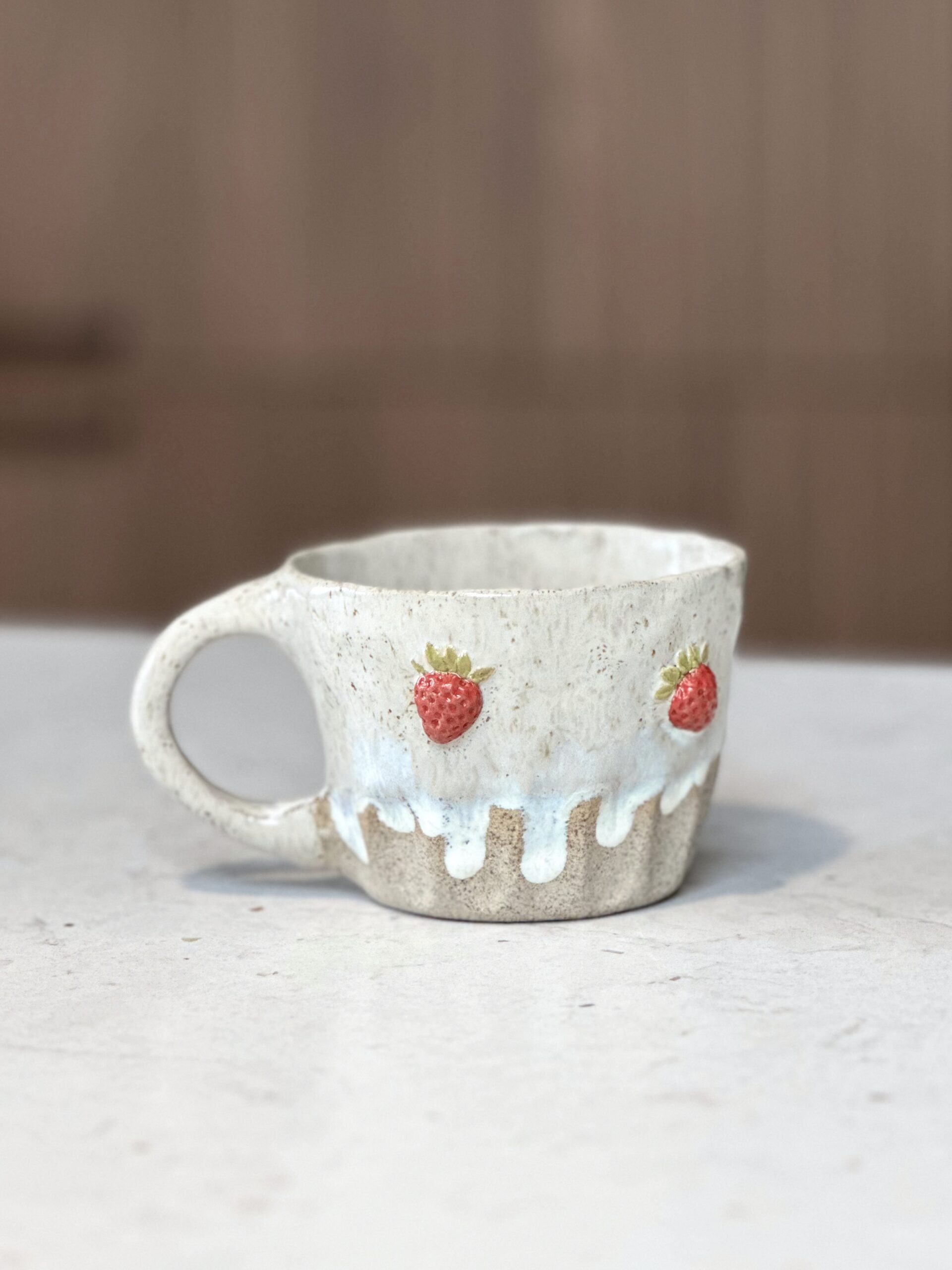 Ręcznie robiony kubek ceramiczny z truskawkami 3D – 250 ml - obrazek 2