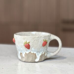 Ręcznie robiony kubek ceramiczny z truskawkami 3D – 250 ml - obrazek 4