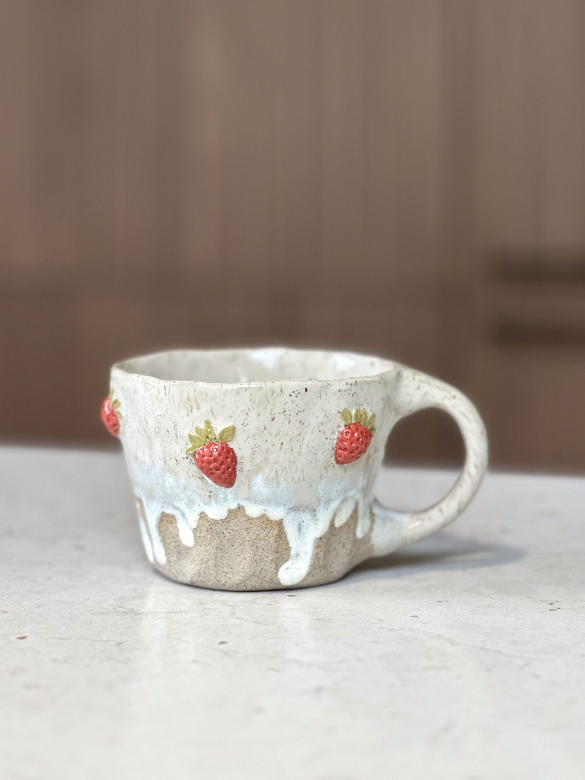 Ręcznie robiony kubek ceramiczny z truskawkami 3D – 250 ml - obrazek 4
