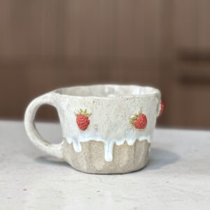 Ręcznie robiony kubek ceramiczny z truskawkami 3D – 250 ml - obrazek 5