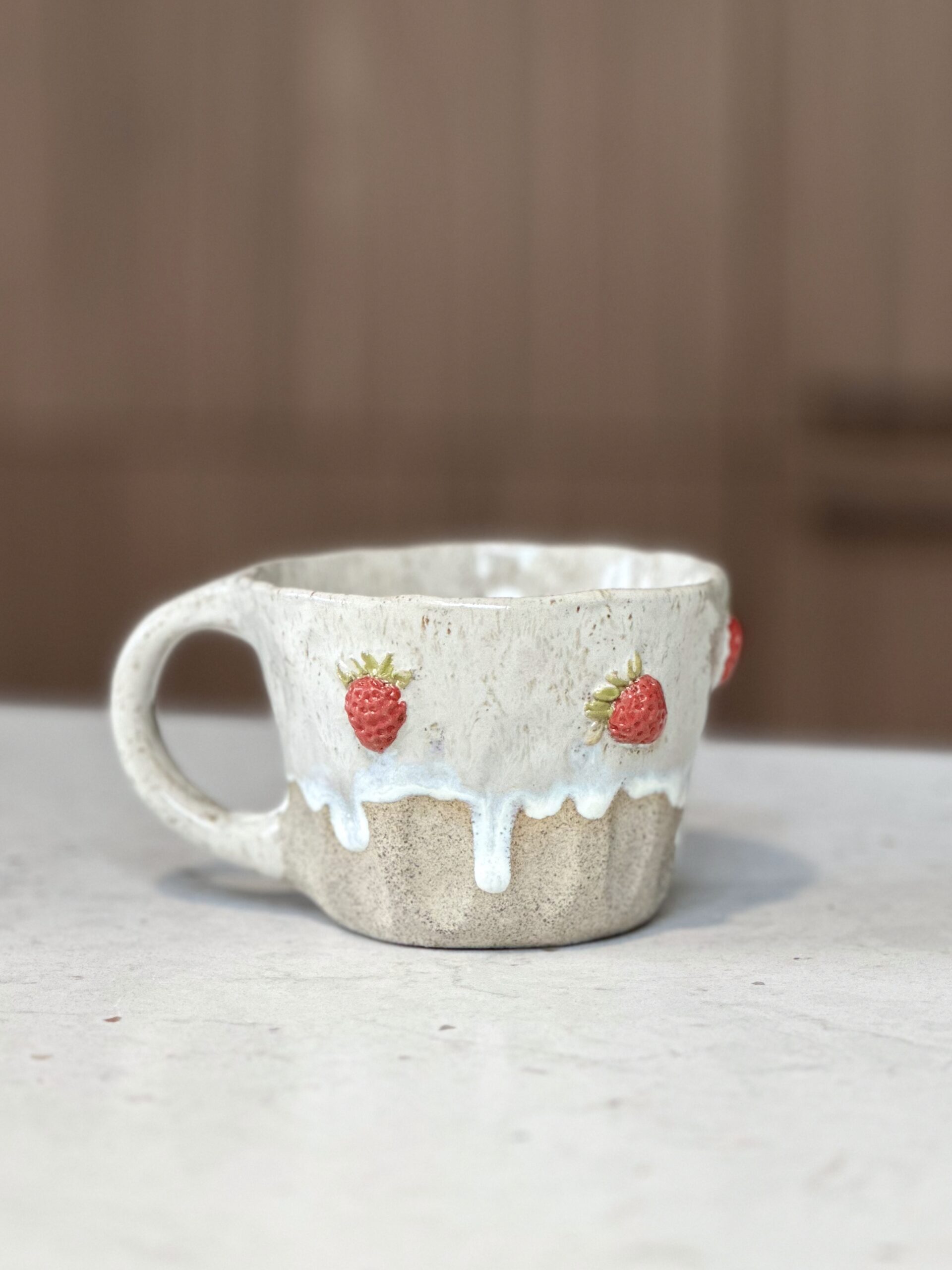 Ręcznie robiony kubek ceramiczny z truskawkami 3D – 250 ml - obrazek 5